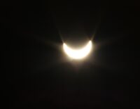 Éclipse solaire partielle observée dans le ciel, illustration du phénomène astronomique
