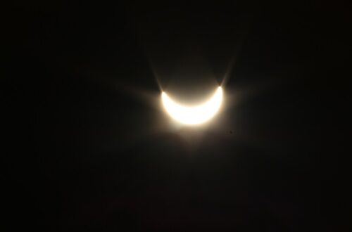 Éclipse solaire partielle observée dans le ciel, illustration du phénomène astronomique