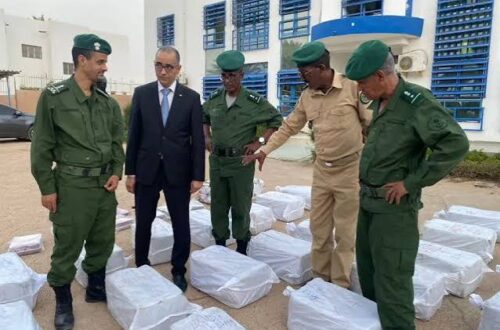 Gendarmes mauritaniens montrant des stupéfiants saisis lors d'une opération