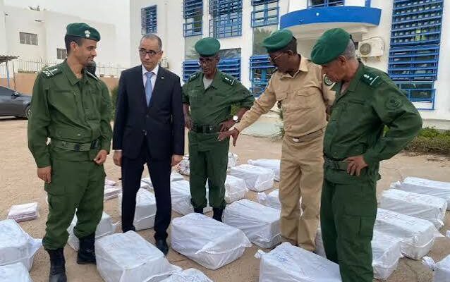 Gendarmes mauritaniens montrant des stupéfiants saisis lors d'une opération